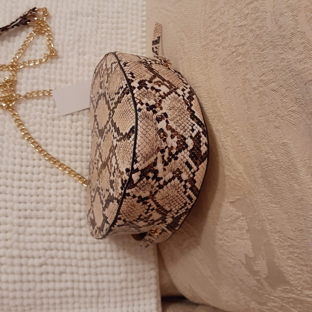 *** LAST ONE***SNAKE SKIN HEART SHAPED PURSE - Picture 5 of 5